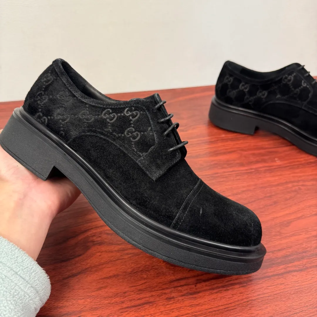 Batch 800 Gucci/Gucci new men's lace-up shoes with GG details, suede leather derby shoes! Rooted in the brand's heritage, these men's lace-up shoes are crafted from suede calfskin and embellished with GG-print embossed suede details in homage to Gucci's iconic monogram. The rubber sole decorated with GG pattern adds a touch of modern fashion to this design. Typical three-joint style design. European and American classic version, full calfskin lining. The overall upper texture is soft and the lining is comfortable and breathable. 2CM thickened soft rubber sole, easy to control. Versatile and stylish upper foot, multiple colors available to meet different matching needs, complete package! Size: 39-40-41-42-43-44 leather shoe size (38.45 can be customized) Item number: 7826Z suede black